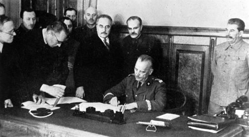 Gen. Władysław Sikorski podpisuje w Moskwie traktat o wzajemnej pomocy między ZSRR a Polską, po prawej: Józef Stalin. Moskwa, 4.12.1941