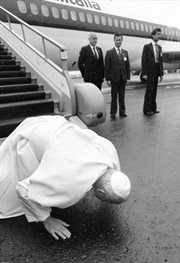 16.06.1983: II pielgrzymka papieża Jana Pawła II do Polski. Ojciec Święty całuje ziemię ojczystą, po wylądowaniu na warszawskim lotnisku Okęcie