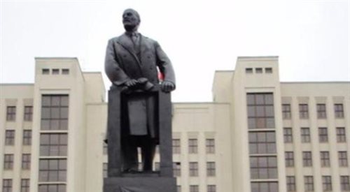 Pomnik Lenina w Mińsku przed pomnikiem rządu i parlamentu