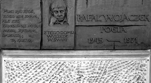 Tablica pamiątkowa w Mikołowie na kamienicy, w której żył Rafał Wojaczek. W mieszkaniu poety mieści się obecnie  Instytut Mikołowski jego imienia.