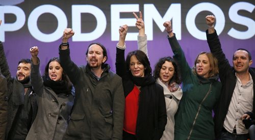 Lider partii Podemos Pablo Iglesias (trzeci od lewej) i jego współpracownicy świętują wyniki w wyborach parlamentarnych, Madryt 20 grudnia 2015 r.