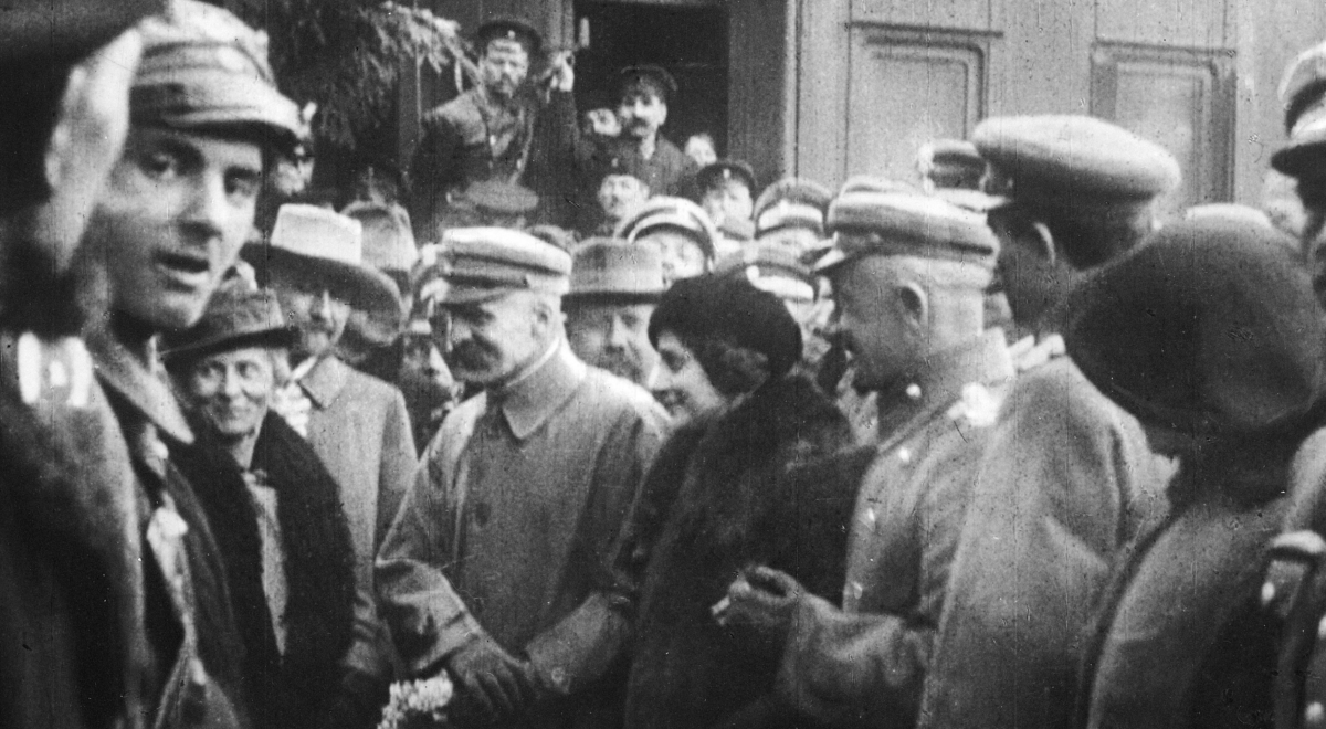 Józef Piłsudski z żoną w tłumie.  Fot.: NAC/dp

