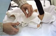 Ubranie ochronne dla noworodków przedwcześnie urodzonych zaprezentowane na Wydziale Technologii Materiałowych i Wzornictwa Tekstyliów Politechniki Łódzkiej