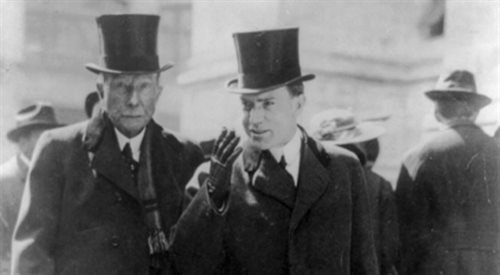 Twórca dynastii Rockefellerów, John D. Rockefeller ze swym synem, 1915 r. Wikimedia Commonsdp. Fot.: American Press Association