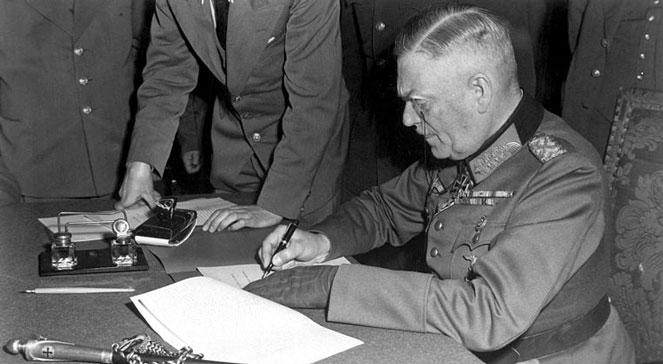 Marszałek Wilhelm Keitel podpisuje akt bezwarunkowej kapitulacji niemieckiego Wehrmachtu w sowieckiej centrali w Karlshorst, Berlin.