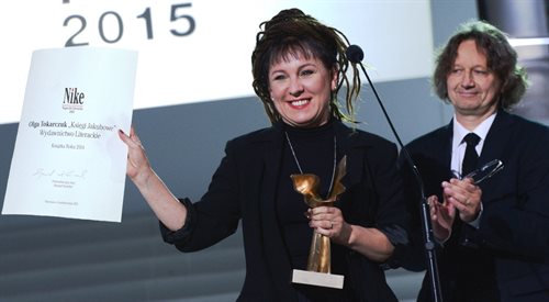 Olga Tokarczuk po raz drugi odebrała Literacką Nagrodę Nike. Pierwszą statuetkę otrzymała w 2008 roku za książkę Bieguni. Nz. z przewodniczącym jury prof. Koziołkiem
