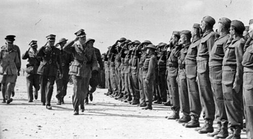 Gen. Sikorski wizytuje polskich żołnierzy w Tobruku