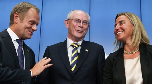 Po specjalnym posiedzeniu Rady Europy. Od lewej premier Donald Tusko, ustępujący prezydent UE Herman Van Rompuy i włoska minister spraw zagranicznych Federica Mogherini