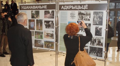 Wystawa Prawda o Kuropatach. Prezentowane są na niej obrazy, fotografie, artykuły prasowe i kompozycje artystyczne poświęcone ofiarom zbiorowych stalinowskich mordów