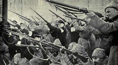 Rewolucjoniści ostrzeliwują carską policję w 1917 r.