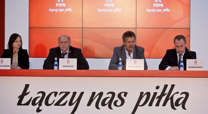 Prezes PZPN Grzegorz Lato (2L) podczas konferencji prasowej w biurze prasowym piłkarskiej reprezentacji Polski na stadionie warszawskiej Polonii
