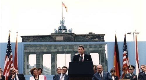 Prezydent Stanów Zjednoczonych Ronald Reagan przemawia pod Bramą Brandenburską, obok muru berlińskiego. Berlin Zachodni, 12 czerwca 1987