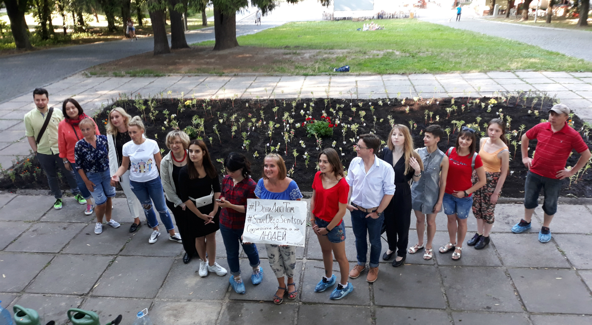 Lwów: akcja sadzenia kwiatów w akcie solidarności z więźniami politycznymi Kremla