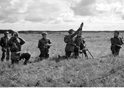 Żołnierze podczas ćwiczeń - strzelanie z moździerza. Wielka Brytania, 1942-1944