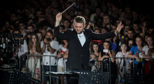 Kirył Karabits dyryguje I, Culture Orchestra na kijowskim Majdanie