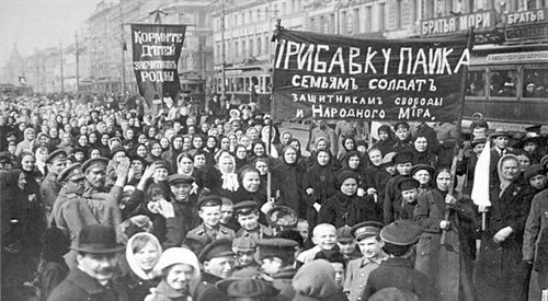 Demonstracja robotników z Zakładów Putiłowskich w Piotrogrodzie (marzec 1917), źr. Państwowe Muzeum Historii Politycznej Rosji, Wikipediadp