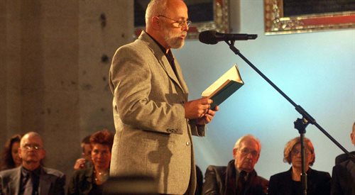 Jerzy Kronhold podczas wieczoru poetyckiego poświęconego Czesławowi Miłoszowi,  Kraków, 27.08.2004 r.