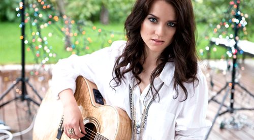 Kasia Popowska śpiewa, gra na gitarze i pisze teksty piosenek