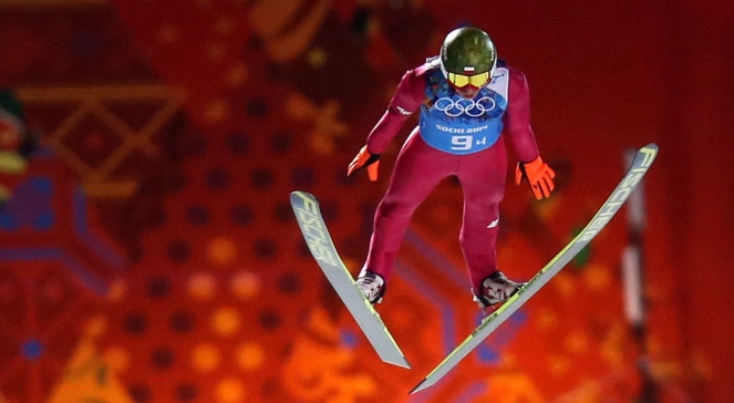 Kamil Stoch oddaje skok w serii próbnej przed konkursem drużynowym na dużej skoczni w Soczi