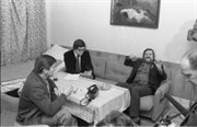 Przywódca Solidarności był przetrzymywany w miejscu odosobnienia od 13 grudnia 1981. Na zdjęciu Lech Wałęsa w dniu zwolnienia z internowania. Przed opuszczeniem aresztu Wałęsa udziela wywiadu dla Dziennika TVP. Arłamów, 5.11.1982