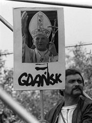 W oczekiwaniu na wjazd papieża Jana Pawła II na Stadion Dziesięciolecia w Warszawie. Czerwiec 1983