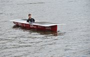 Studenci Akademii Górniczo-Hutniczej w Krakowie zwodowali skonstruowaną przez siebie, jednoosobową łódź zasilaną energią słoneczną. Wystartuje ona w międzynarodowych zawodach tego typu konstrukcji w Monako w lipcu tego roku.