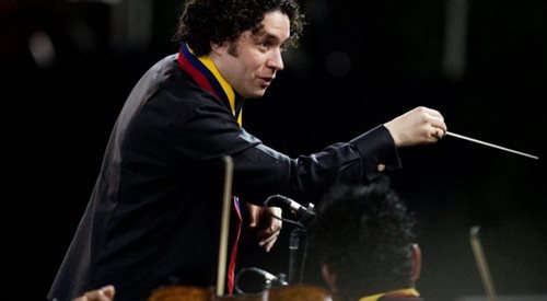 Gustavo Dudamel prowadzi Młodzieżową Wenezuelską Orkiestr im. Simona Bolivara. Maracay, 2012.