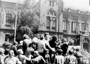 Ulica 1 Maja, godzina 12.45. Manifestanci jadą w kierunku budynku KW PZPR. Radom, 25 czerwca 1976
