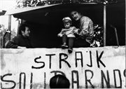 Strajkujących stoczniowców odwiedzały rodziny. Sierpień 1980