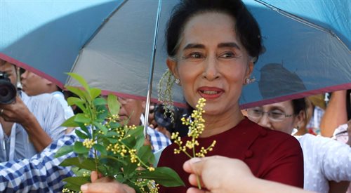 Liderka opozycyjnej partii Aung San Suu Kyi przed lokalem wyborczym dostała kwiaty od zwolenników