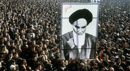 Demonstranci niosący ogromny obraz przywódcy rewolucji irańskiej ajatollaha Chomeiniego w Teheranie, 13.01.1979