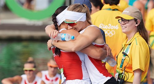 Igrzyska Olimpijskie Rio 2016. Polki Karolina Naja (P) i Beata Mikołajczyk cieszą się na mecie finałowego wyścigu dwójek kajakowych na 500 m., 16 bm. w Rio de Janeiro. Polki zdobyły brązowy medal