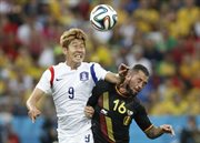 Powietrzne starcie podczas meczu Belgia - Korea Południowa