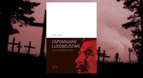 Okładka książki Zapomniane ludobójstwo; w tle krzyże w Kuropatach koło Mińska upamiętniające zamordowanych obywateli ZSRR polskiego pochodzenia