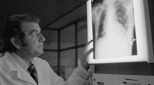 Zabrze, listopad,1985 rok. Prof. Zbigniew Religa ogląda rentgen klatki piersiowej w klinice kardiochirurgicznej, w której miesiąc później przeprowadził pierwszą w Polsce transplantację serca.