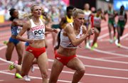Polki Małgorzata Holub (L) i Patrycja Wyciszkiewicz (P) w eliminacyjnym biegu sztafetowym 4x400 m podczas lekkoatletycznych mistrzostw świata w Londynie