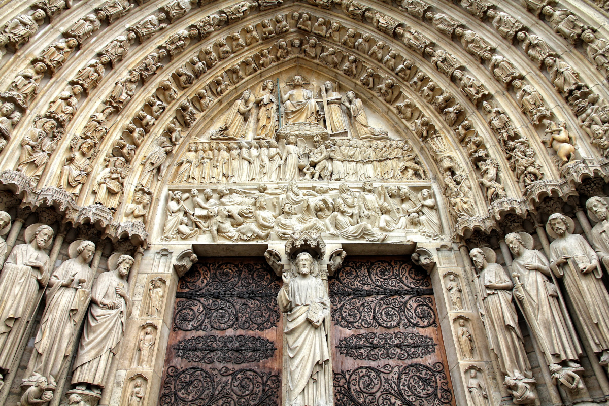 Katedra Notre Dame w Paryżu, portal główny ze sceną Sądu Ostatecznego. Fot. Shutterstock 
