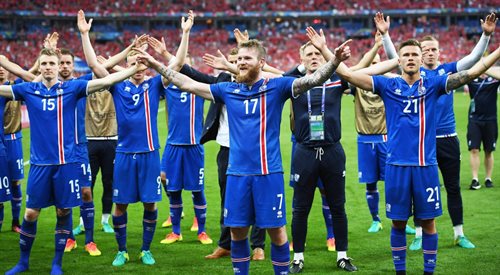 Debiutanci z Islandii świętują historyczny awans do fazy grupowej mistrzostw Europy