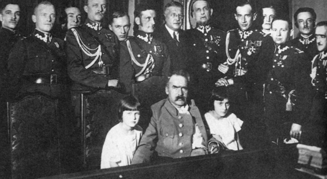 Józef Piłsudski przed mikrofonem Polskiego Radia, 1924. Źr. zdjęcie pochodzi z publikacji "X lat Polskiego Radia 1935"