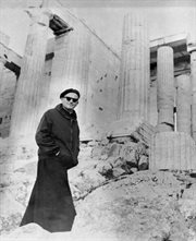 Ksiądz Karol Wojtyła zwiedza Akropol ateński. Grecja, Ateny 1946
