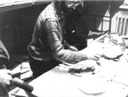 Jan Lityński przygotowuje obiad. Białołęka 1981/1982.