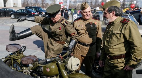Rosjanie, przebrani w mundury stylizowane na czasy II wojny światowej, przygotowują się w Moskwie do Drogami chwały, który ma wyruszyć z Moskwy (przez Mińsk) i dojechać do Torgau w Niemczech (25 kwietnia - 9 maja)