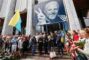 Setki ludzi pożegnały w piątek w Kijowie zabitego dwa dni wcześniej w wyniku eksplozji ładunku wybuchowego, pochodzącego z Białorusi dziennikarza Pawła Szeremeta. Władze Ukrainy chcą, by śledczy jak najszybciej wyjaśnili przyczyny jego śmierci. 