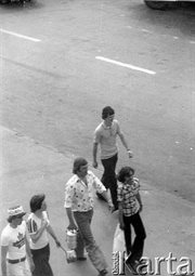 Pracownicy radomskich zakładów idą przed budynek KW PZPR. Radom, 25 czerwca 1976 