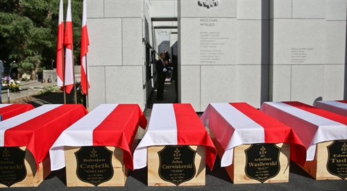 Uroczysty pogrzeb ofiar terroru komunistycznego, których szczątki odnaleziono w latach 2012-2014 na powązkowskiej Łączce