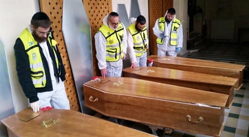 Przygotowane do transportu do Izraela trumny czterech Żydów zabitych 9 stycznia przez islamskiego radykała w paryskim sklepie koszernym