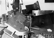 Wnętrza budynku KW PZPR - zdemolowany pokój na piętrze. Radom, 25 czerwca 1976 