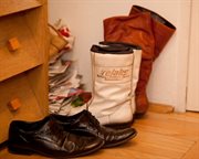 Zimowe buty Relaks oraz chińskie gumowe trampki, jakże popularne w PRL, powracają dziś do łask.