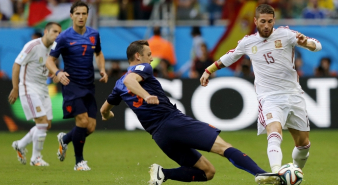 Stefan de Vrij atakuje Sergio Ramosa w meczu Holandii z Hiszpanią