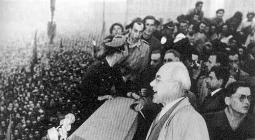 Gomułka przemawia na wiecu, 24.10.1956, Wikimedia Commons